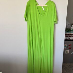 Zenana Outfitters V-Neck Maxi Dress in Bright Green